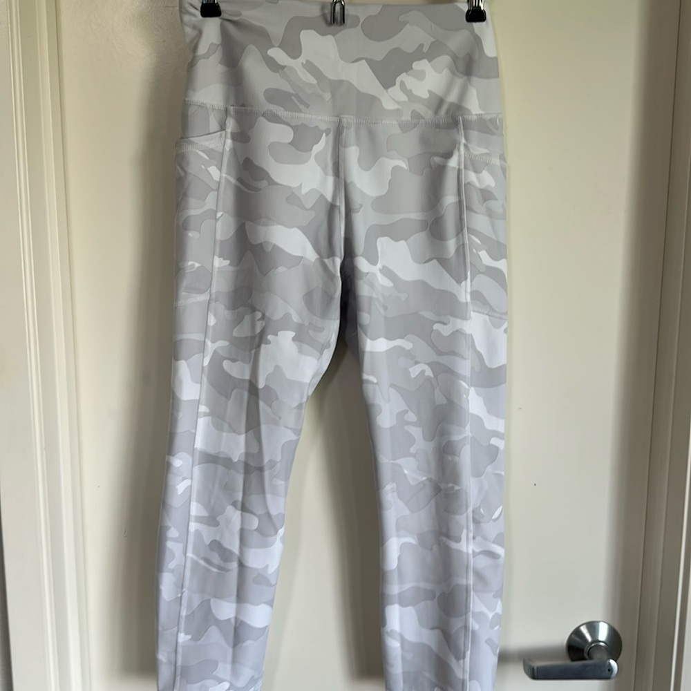 EUC RBX CAPRI LEGGINGS white camo large